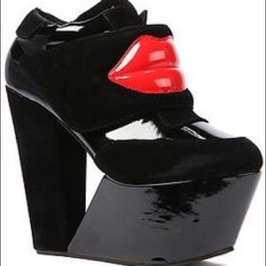 Privileged kiss me shoes